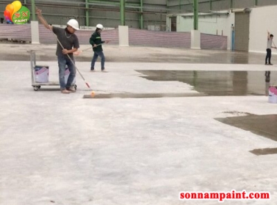 Chọn sơn sàn epoxy hệ cọ lăn hay tự san phẳng tốt hơn